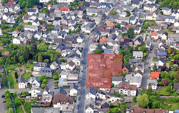 In dem rot markierten Bereich an der Bahnhofstraße soll das neue Zentrum entstehen. (Foto: Regel / WNZ)