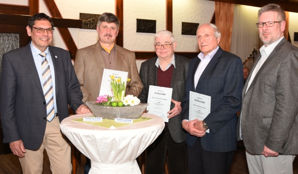 Hans-Jürgen Kunz (l.) und Hartmut Hubert (r.) ehrten (v.l.) Thomas Weiler, Karl-Heinz Swoboda und Friedhelm Henrich