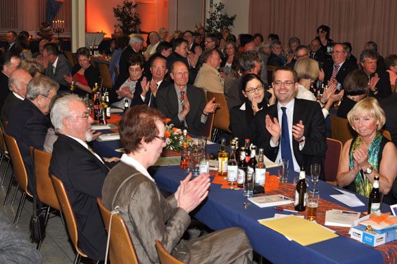 Mit vielen Freunden und Wegbegleitern haben die Freien Wähler im Dorfgemeinschaftshaus Kölschhausen das 40-jährige Jubiläum der Vereinsgründung gefeiert.